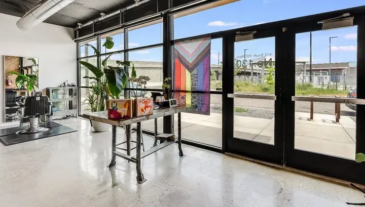 https://cdn.salonspotlight.com/photos/tC4OfmHNwiMGDZkHc78y/3fe059f8-3d41-4952-9d0f-2a95d54d76d7_720x720