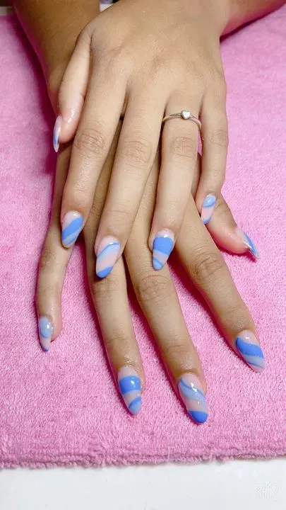 https://cdn.salonspotlight.com/photos/tCWIAlYsgF9MlZOeyHWy/1dc1ef45-2433-4a36-a6a7-358c4ced92e5_720x720