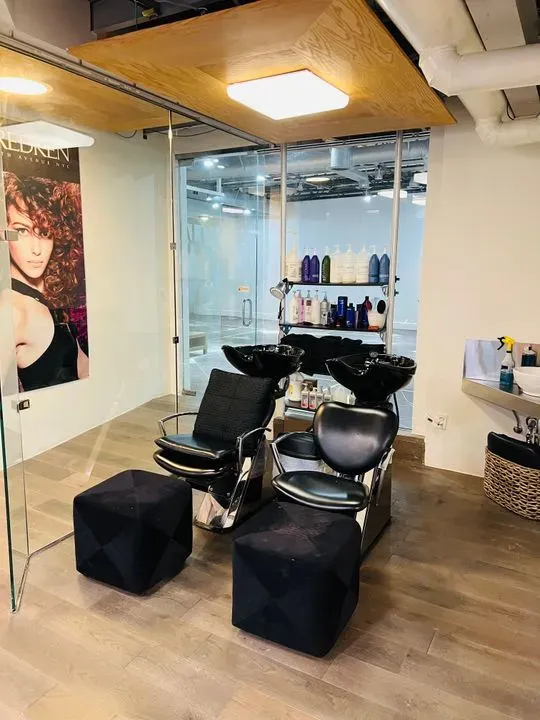 https://cdn.salonspotlight.com/photos/tDjmwsuqRKu1tZ5CTuVx/c56d3169-8841-4530-8b58-23bd0e1bd092_720x720