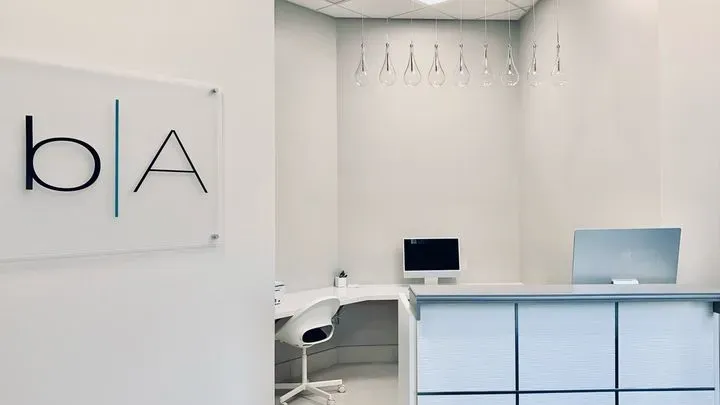 https://cdn.salonspotlight.com/photos/tF7cWdJMGXUDp6xwCb4N/bd99f357-fe28-49b9-9511-b707075b1bbc_720x720