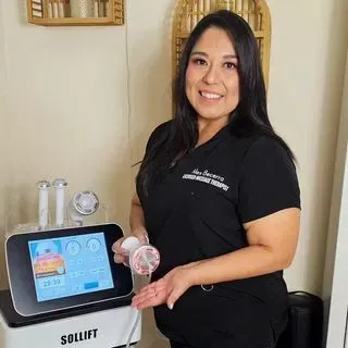 https://cdn.salonspotlight.com/photos/tIBXNkuzNByylSG5tbyY/dd6de8a1-2390-4659-9cd8-98f97e91f759_720x720