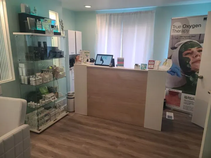 https://cdn.salonspotlight.com/photos/tK8i4VnnWj0jjSvJh1dG/d8fd0521-8c53-45e1-8c8a-0a0e07330550_720x720