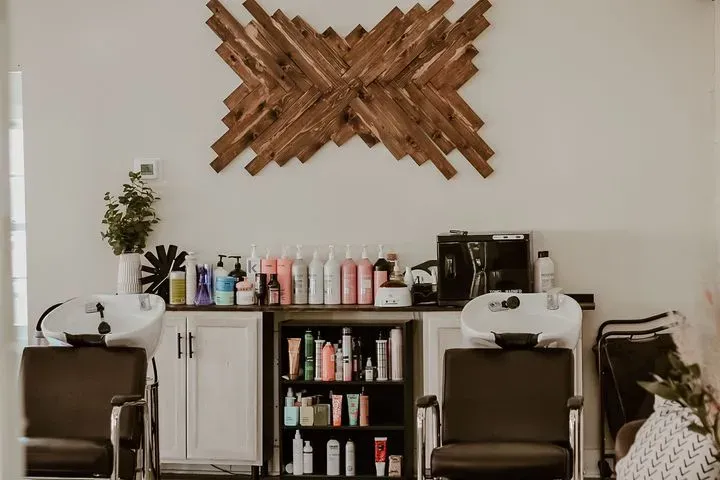 https://cdn.salonspotlight.com/photos/tNs4ZmcwgIU4zmcFbygx/5b0b794d-47b9-4634-8539-776e784ed121_720x720