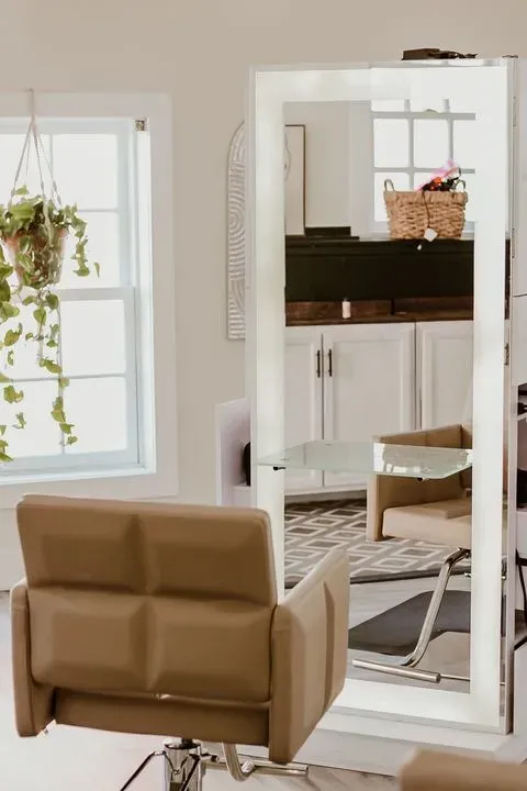 https://cdn.salonspotlight.com/photos/tNs4ZmcwgIU4zmcFbygx/8a1b82aa-9814-4cfc-aeb6-1b9352ee888b_720x720