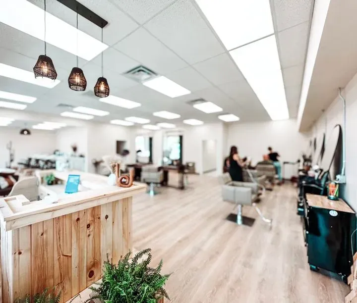 https://cdn.salonspotlight.com/photos/tNs4ZmcwgIU4zmcFbygx/9e44da95-7c5d-4ac2-8221-bcbf57ce5d57_720x720