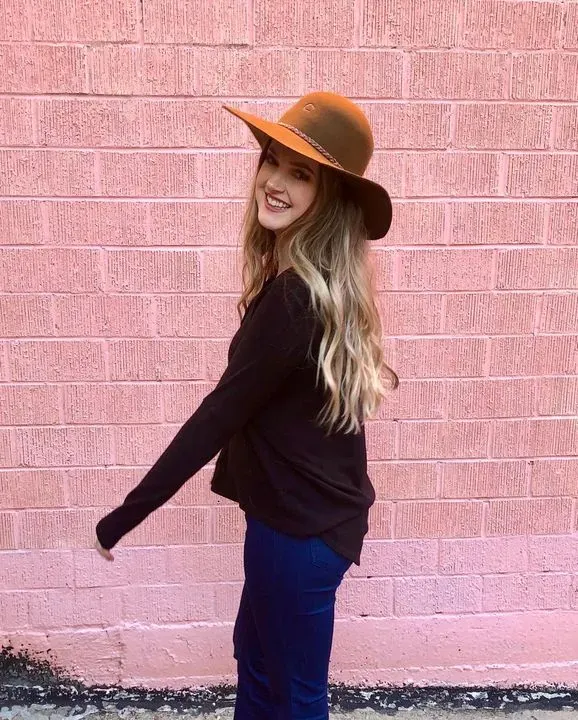 https://cdn.salonspotlight.com/photos/tOaywbyCeAAwdrlrH9x3/72dab778-255d-43e5-b02c-ddf10da8cc70_720x720