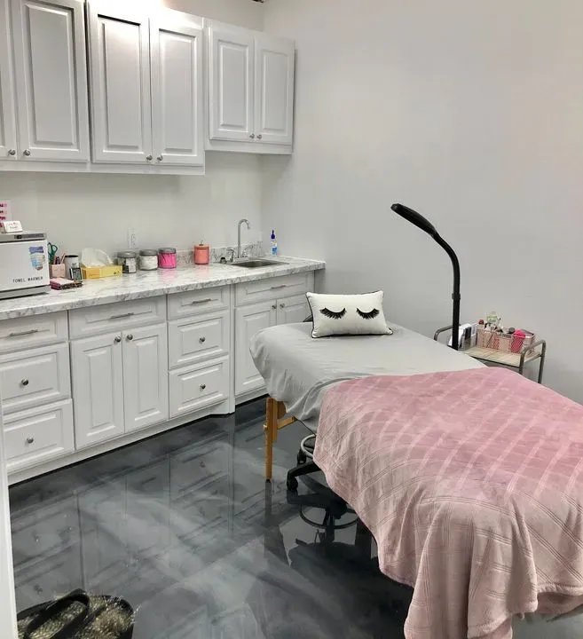 https://cdn.salonspotlight.com/photos/tOaywbyCeAAwdrlrH9x3/859e145b-5f97-4edc-b404-e09756b229eb_720x720