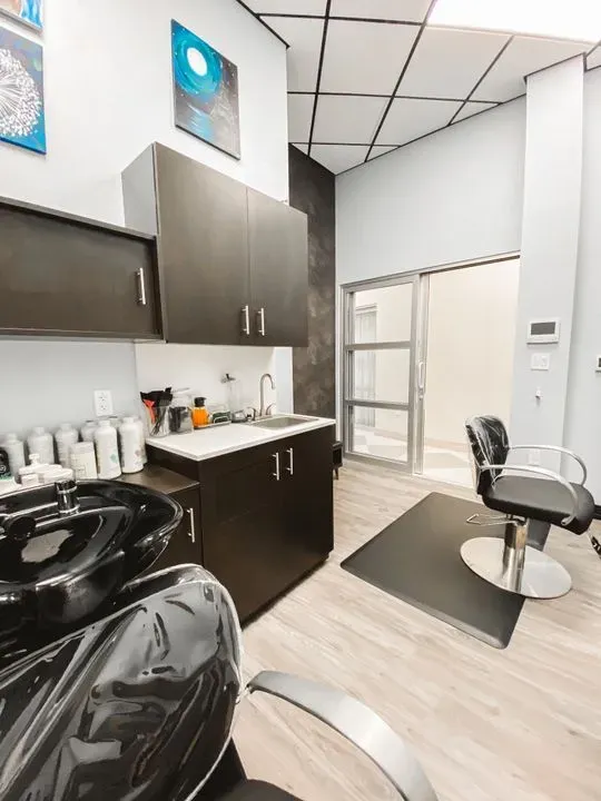 https://cdn.salonspotlight.com/photos/tP3AFPxNKFN1fKlH3gch/15a8eda3-4251-44be-80ff-eb052ec6a139_720x720