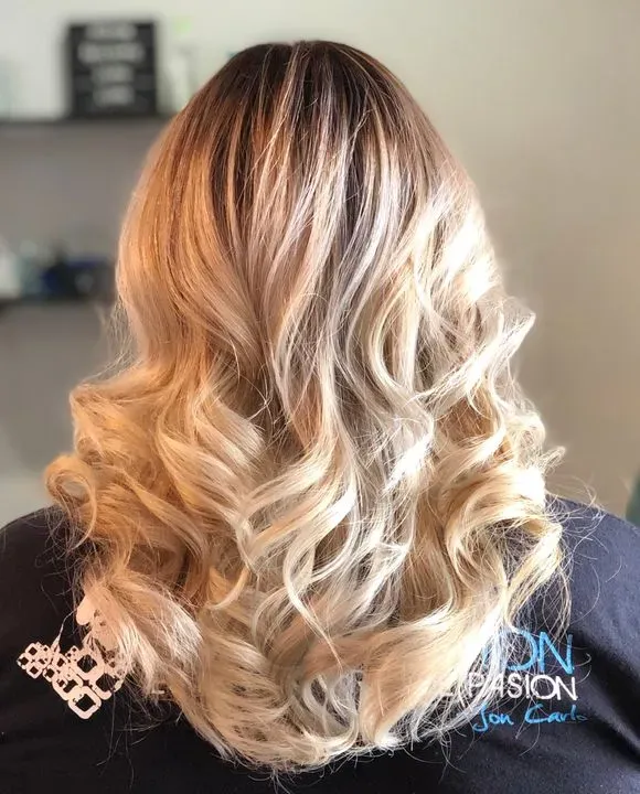 https://cdn.salonspotlight.com/photos/tR8sDA7F48SLGOfhnaU2/1f2b2e16-1ee3-4810-9959-1f8eebf115b0_720x720