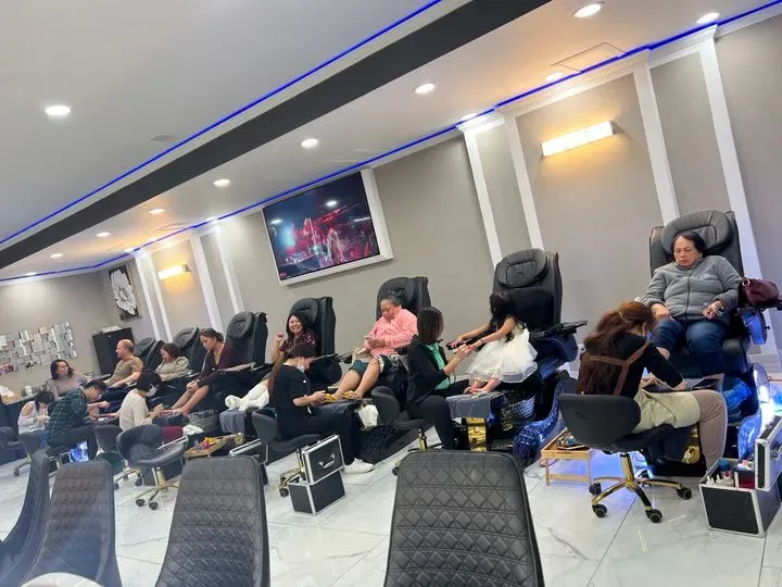 https://cdn.salonspotlight.com/photos/tSg2avmGmXrRN0SkVx3L/02961d58-8552-47fd-a35b-912630f33395_720x720