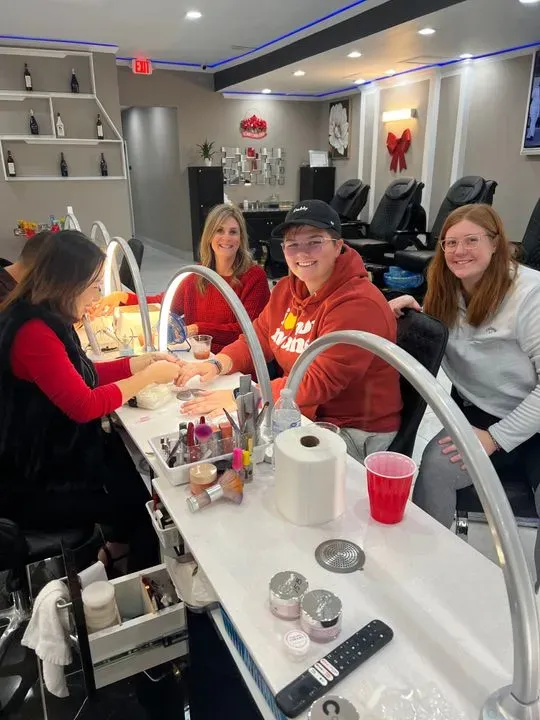 https://cdn.salonspotlight.com/photos/tSg2avmGmXrRN0SkVx3L/31636c01-d74d-4ce0-91e4-f1ef10087a72_720x720