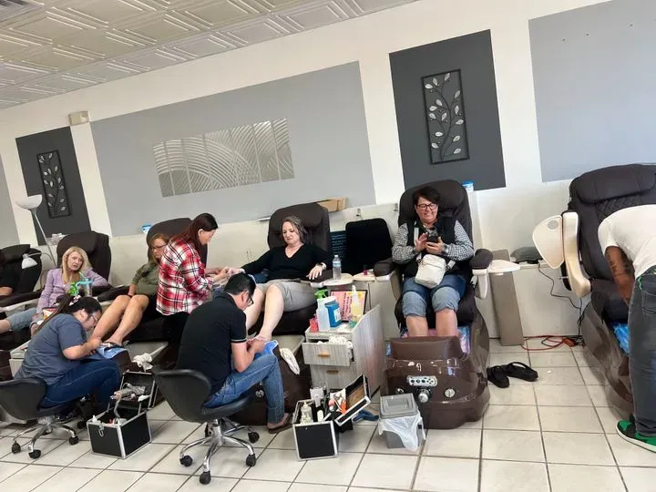 https://cdn.salonspotlight.com/photos/tSg2avmGmXrRN0SkVx3L/eee805ee-6e47-40e7-927e-b362a4a7e98b_720x720
