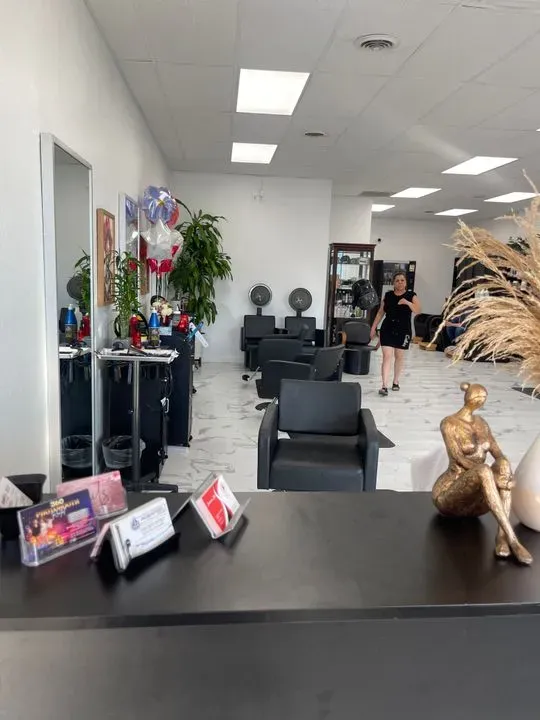 https://cdn.salonspotlight.com/photos/tV5D1GUN0Iw8eoxRqWgv/9bd3b88b-dd85-4cc6-8149-b5d8b62600f6_720x720