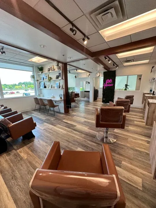 https://cdn.salonspotlight.com/photos/tVJrCa5K0V1LdQ6pRoYB/6ad224d2-a906-416c-9343-48ef11881cdf_720x720