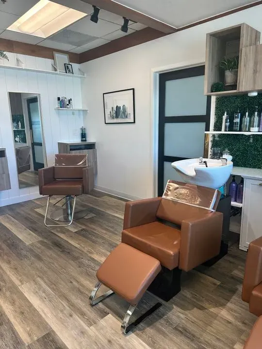 https://cdn.salonspotlight.com/photos/tVJrCa5K0V1LdQ6pRoYB/bcabd621-976f-4373-8a23-756a38b85524_720x720