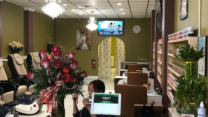https://cdn.salonspotlight.com/photos/tX5zTh3eKODcIRkAMCTP/94a2aebc-519d-4e80-a7e4-a75e0af6bd79_720x720