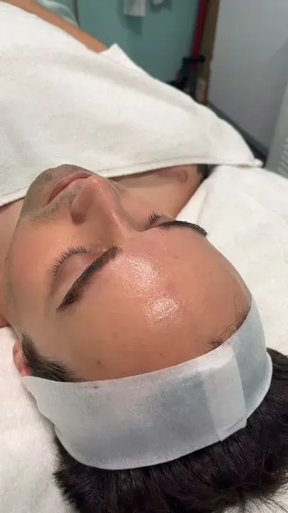 https://cdn.salonspotlight.com/photos/tZpjzWz7sGbGdRvigiMi/9aa564ca-5731-465b-b276-55c39cd44756_720x720