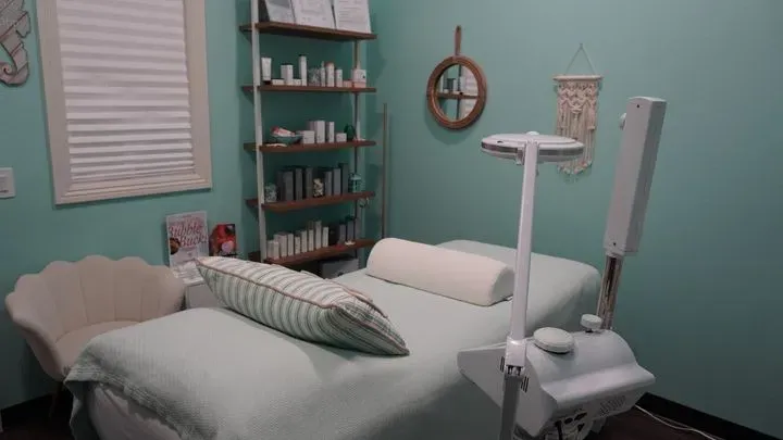https://cdn.salonspotlight.com/photos/tZpjzWz7sGbGdRvigiMi/e3f342df-c156-4ae4-9df7-b217090f6290_720x720