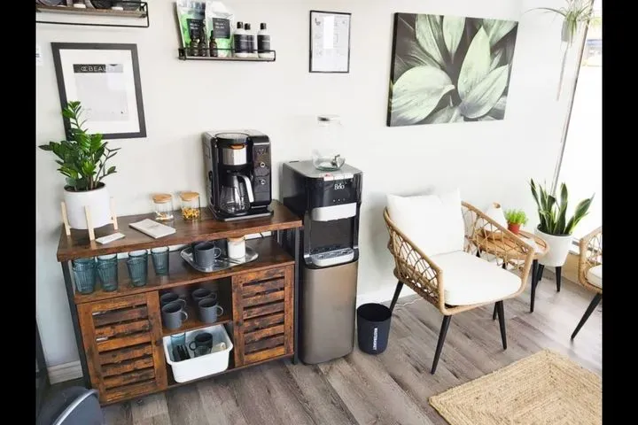 https://cdn.salonspotlight.com/photos/taV8i1PRnvuwUuuSGe9k/6e0dfa1a-3e87-47bb-9879-8785c17305eb_720x720