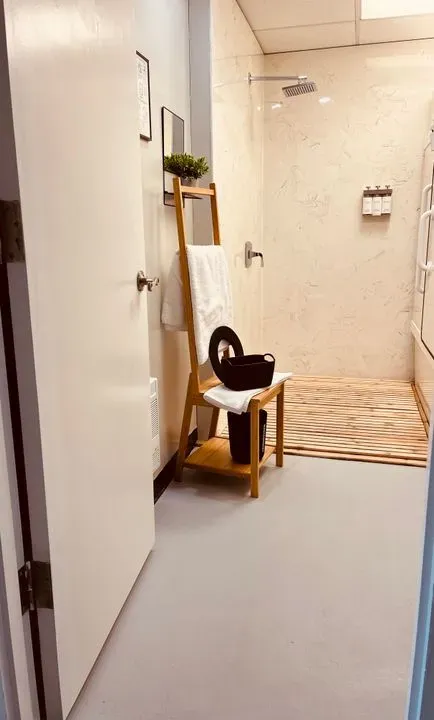 https://cdn.salonspotlight.com/photos/taV8i1PRnvuwUuuSGe9k/ffb4040b-5819-49c2-b720-6764874272f9_720x720