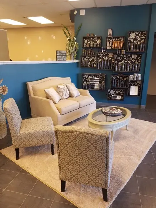 https://cdn.salonspotlight.com/photos/tdyBMYpRVZWV3JtJWRCP/3a6e4428-9cba-48b0-ab37-f19691daaf96_720x720