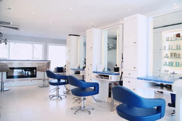 https://cdn.salonspotlight.com/photos/tfIUyben70CjulDvwQGf/9fd30cfc-5459-4736-a927-811548a68af6_720x720
