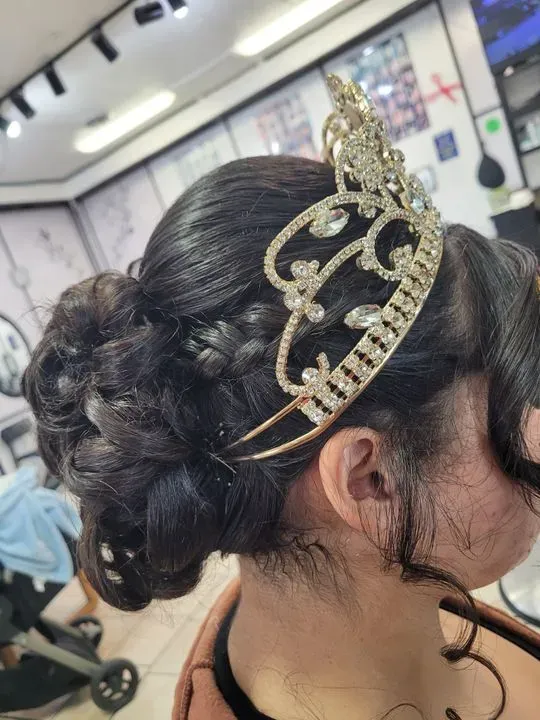 https://cdn.salonspotlight.com/photos/tgjI2QWWUb8RNOwWT5h2/87616ccb-6b80-42ec-9b88-2c6bc62fbbf0_720x720