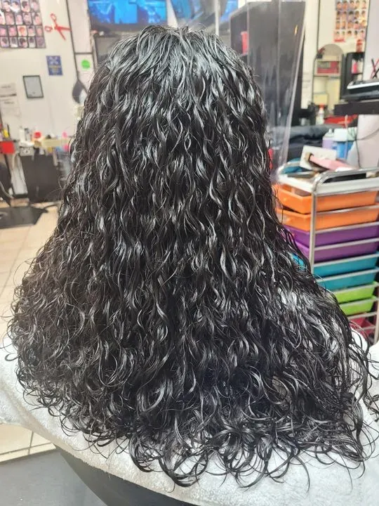 https://cdn.salonspotlight.com/photos/tgjI2QWWUb8RNOwWT5h2/bb3f559a-2ef5-4cda-99e6-2ae2b62885a9_720x720
