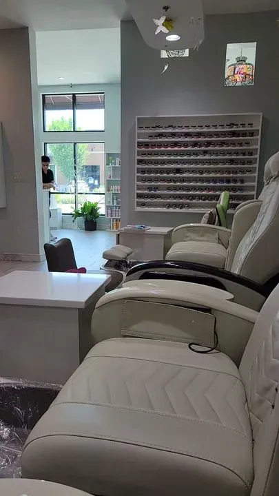 https://cdn.salonspotlight.com/photos/tgySFgfxPd7OoKahMbsJ/b10803cc-9a87-43e7-80c4-1a94b64565dd_720x720