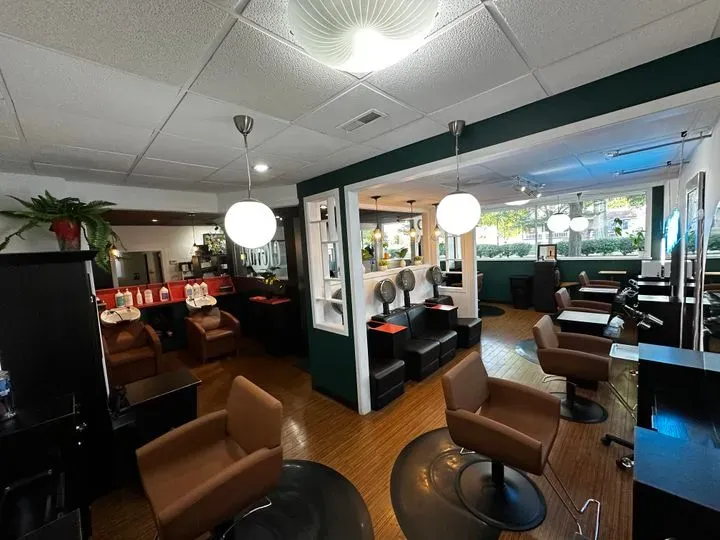 https://cdn.salonspotlight.com/photos/tnzKlY6mAx6vxcT7cTJO/3723ccfa-cb11-48f3-bcb9-f972fc76ffb3_720x720