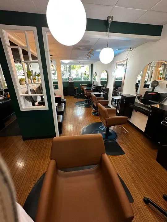 https://cdn.salonspotlight.com/photos/tnzKlY6mAx6vxcT7cTJO/8279bc37-96be-4ad1-afca-3791500f5d98_720x720