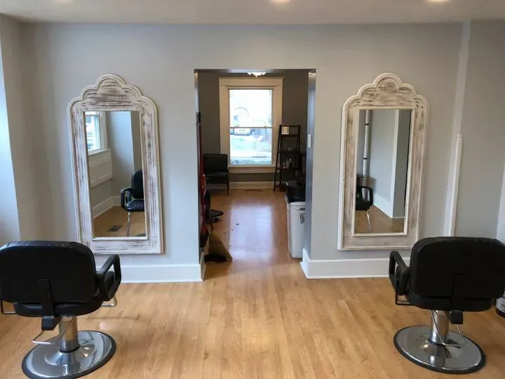 https://cdn.salonspotlight.com/photos/tqpbiw9UK3eTj8NUsPoJ/be31dbfa-962d-4915-9e44-fb396cf40ac3_720x720