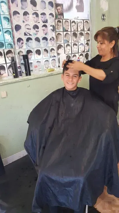 https://cdn.salonspotlight.com/photos/twTg0nCVoMpou6xzvQvL/6d887cd3-d20f-4896-89a6-45c03a3bdcad_720x720