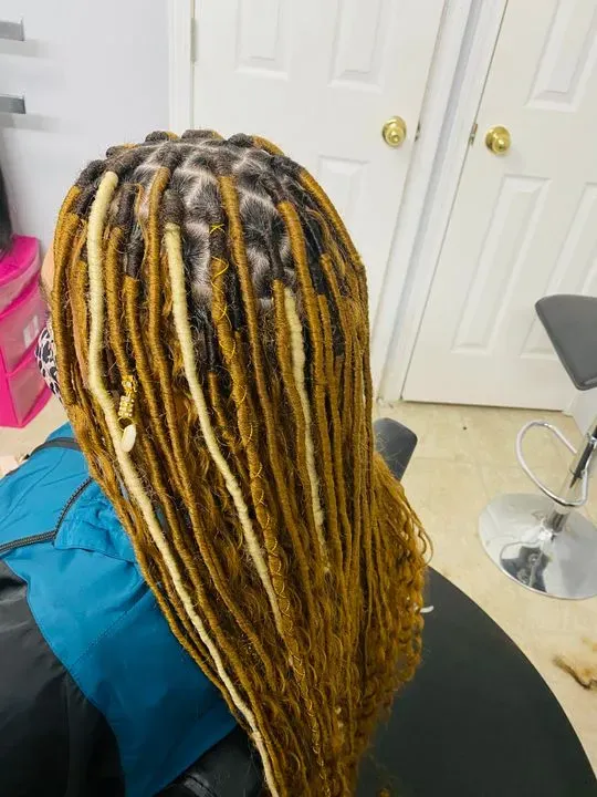 https://cdn.salonspotlight.com/photos/u0800684QTpgUoPvWydX/70fd0e80-5f36-465e-ab2c-44b9f66aa88a_720x720