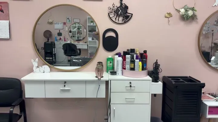 https://cdn.salonspotlight.com/photos/u0r9y2xF4dhT5rLSrkKS/6eb65603-59e5-4261-8015-c6277191a134_720x720