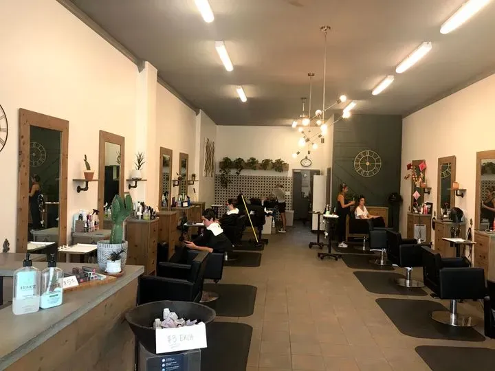 https://cdn.salonspotlight.com/photos/u2AyjBUVo8OQGbSxFGv2/fa7ba03c-2828-448e-b7b8-91066a91d430_720x720