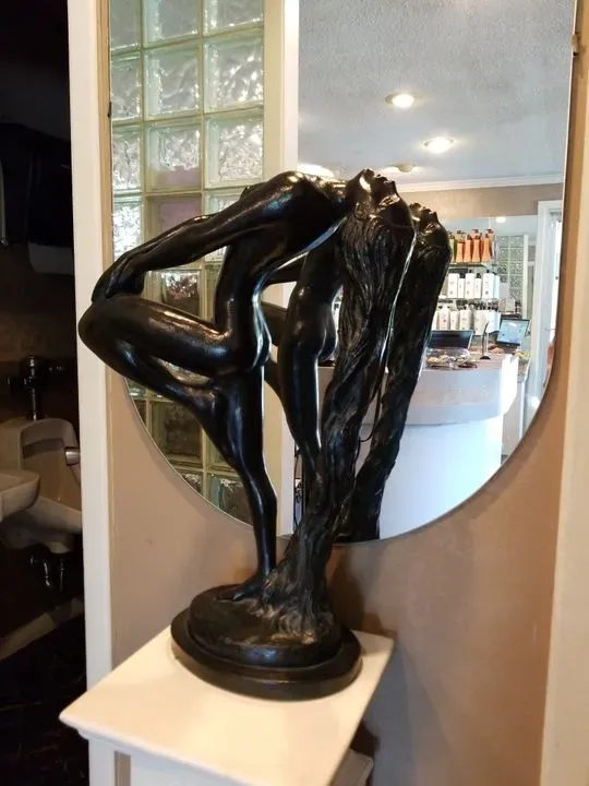 https://cdn.salonspotlight.com/photos/u2lKvyMDhJIRRIoqRdC8/fdbce2ea-16b2-46bd-9dfa-3660b08c65e6_720x720