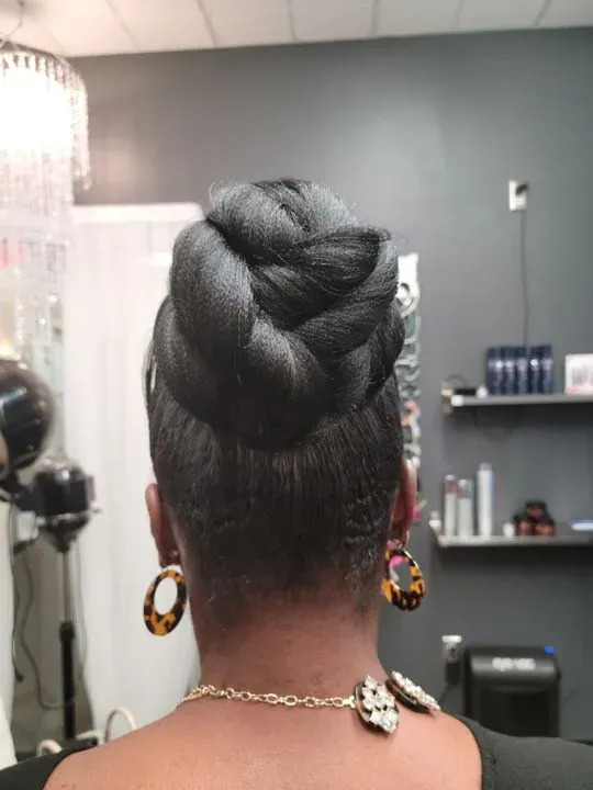 https://cdn.salonspotlight.com/photos/u3arUmExdvyPfH9H9vkg/66492665-9cf9-4ee8-98bb-6f1bdae76a47_720x720