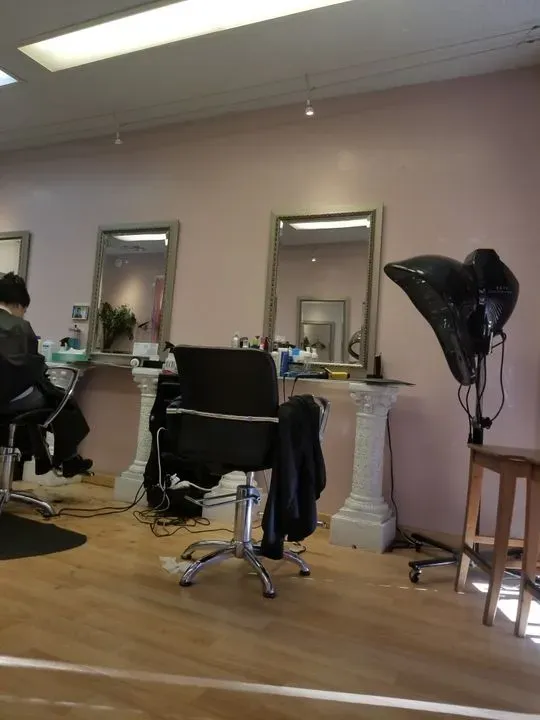 https://cdn.salonspotlight.com/photos/u42eZCAmQmppo1t8IqV8/96559d64-634f-4a89-a4d2-be305b608c03_720x720