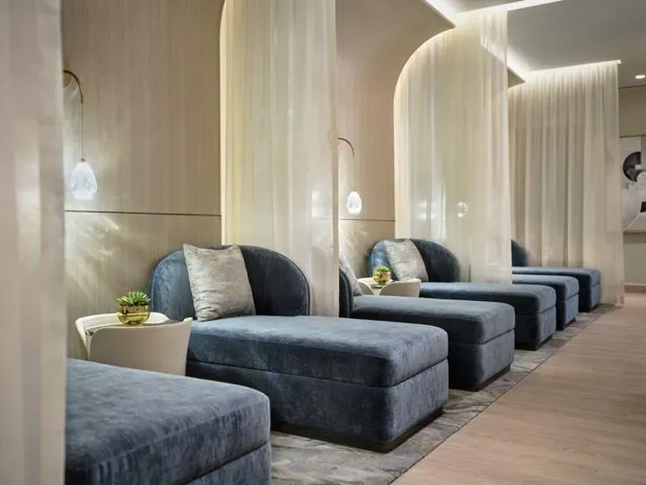 https://cdn.salonspotlight.com/photos/u6eVuGDayNkvXHAVshcZ/10a4ba29-2b93-41be-ac9f-e6a8257f2d96_720x720