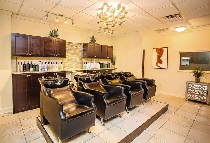https://cdn.salonspotlight.com/photos/u6nbXU6ALzzhpQYBbgKR/79ab2b74-2270-40b1-b1b3-691aa21e4430_720x720