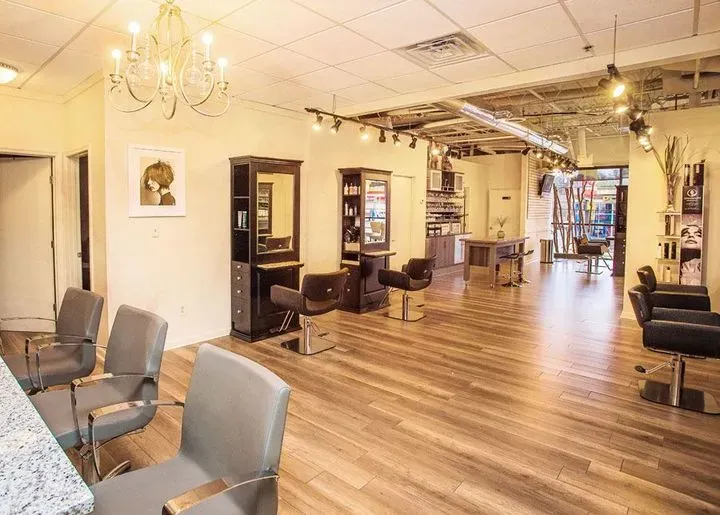 https://cdn.salonspotlight.com/photos/u6nbXU6ALzzhpQYBbgKR/e2ed4747-57d4-40e6-896a-fcf6e578cf81_720x720