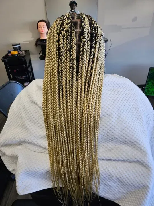 https://cdn.salonspotlight.com/photos/u7HbILsywGKJJCqT9gqZ/1f130776-5818-4608-8588-172b273881be_720x720