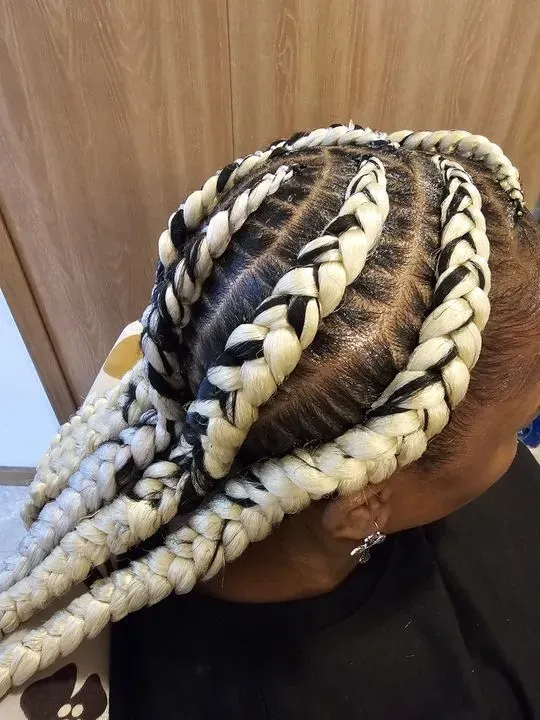 https://cdn.salonspotlight.com/photos/u7HbILsywGKJJCqT9gqZ/79a0d5a6-ba9f-45d8-9c74-a90a12d34c18_720x720