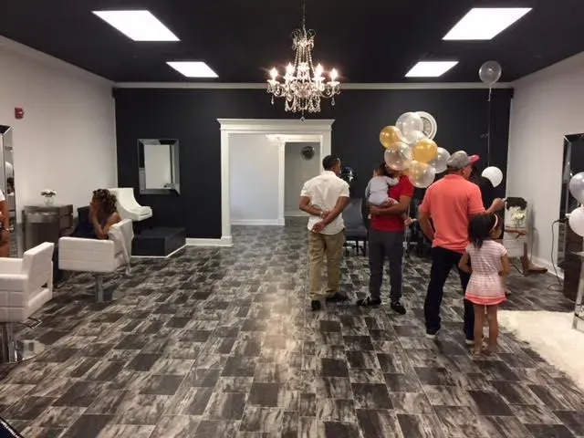 https://cdn.salonspotlight.com/photos/u9wAhcANxdRpupz5FmAC/a4ff6bbd-a0d9-4d7c-8a18-3de7a9b8f33d_720x720