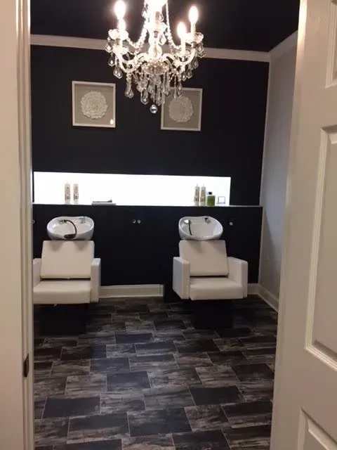 https://cdn.salonspotlight.com/photos/u9wAhcANxdRpupz5FmAC/d9738f45-573c-4246-9eea-97dd383a26b6_720x720