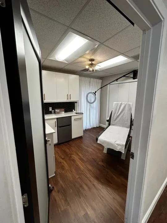 https://cdn.salonspotlight.com/photos/uBeUpc3IJ4M2I6o0VZWk/936f57bc-7892-4b01-9800-0d4a09e77789_720x720