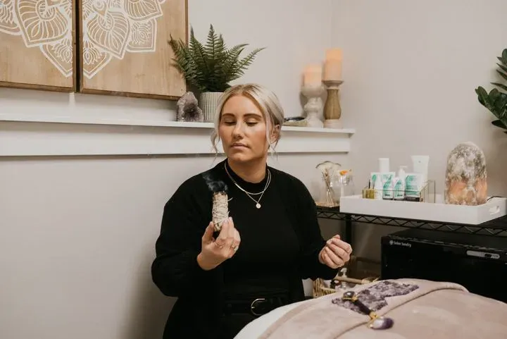 https://cdn.salonspotlight.com/photos/uCSW7bG2npLTtJAEpyev/4342ec75-f659-4fc8-81d4-66c318187251_720x720