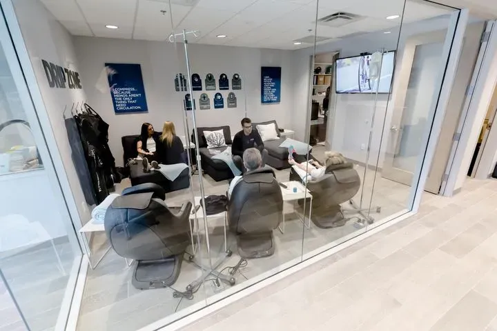 https://cdn.salonspotlight.com/photos/uE3fVGbWROv2lWE7zFuD/ba89b646-5ae2-4d94-9df7-3eb100336f45_720x720