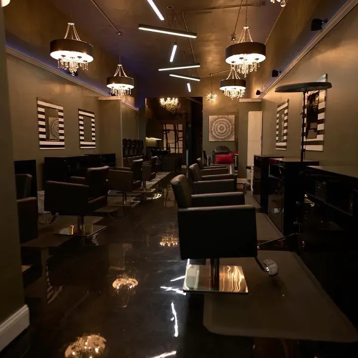 https://cdn.salonspotlight.com/photos/uGPG0MghAcjoC5D8xZx3/f34e09d0-1260-4deb-9a69-bf5c7e9678e8_720x720